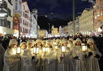 Innsbruck. Dal 15 novembre 2019 al 6 gennaio 2020 la magia dei mercatini di Natale della Capitale delle Alpi, da visitare con un tram d’epoca.