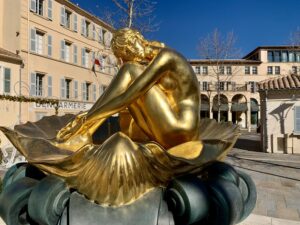 Statue de Brigitte Bardot Saint-Tropez en paysage - copyright Saint-Tropez Tourisme
