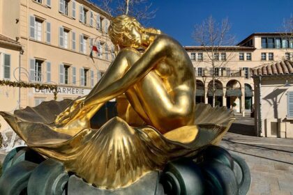 Statue de Brigitte Bardot Saint-Tropez en paysage - copyright Saint-Tropez Tourisme