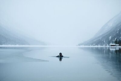 Immersione nel lago ghiacciato (c)Tirol Werbung, Ramon Haindl